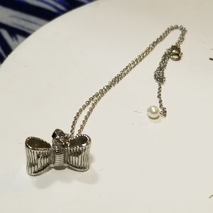 Silver bow necklace